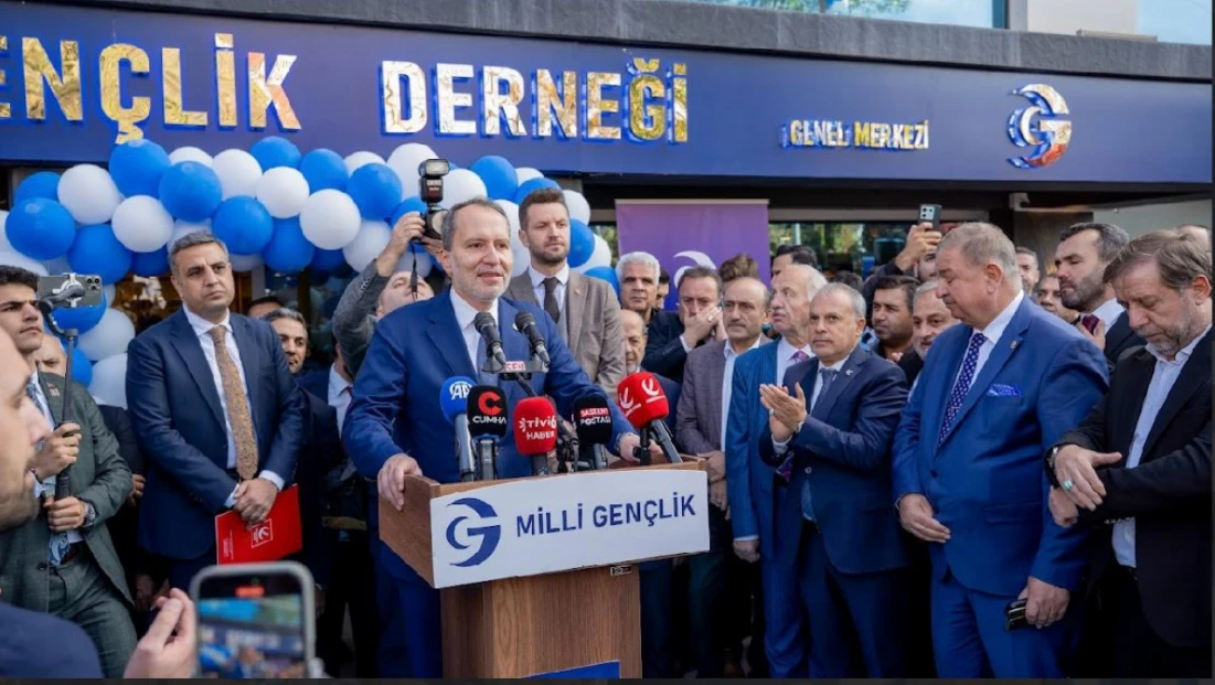 YRP Genel Başkanı Erbakan’dan MKYK Üyesi̇ Gül’e Plaket