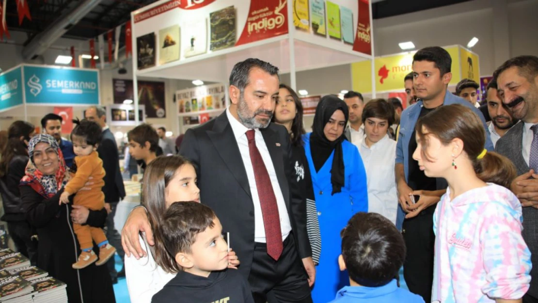 Başkan Şerifoğulları'na, Kitap Fuarı'nda Yoğun İlgi