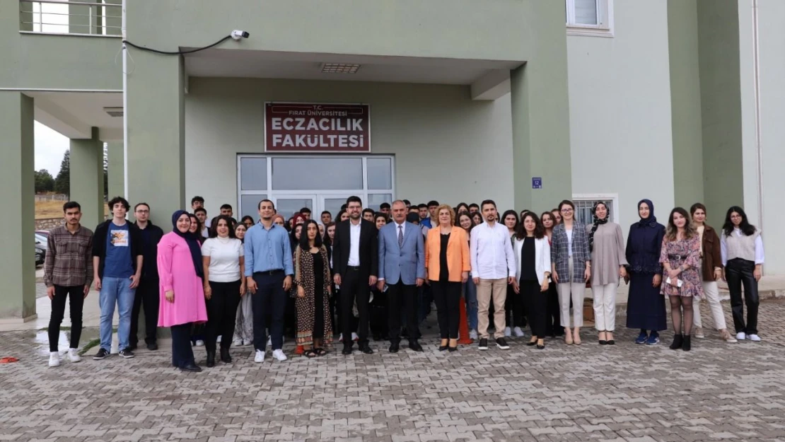 Eczacılık Fakültesi İlk Öğrencilerini Karşıladı