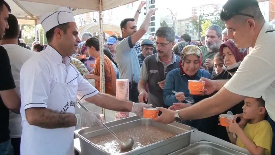 Elazığ Belediyesi Aşure Dağıttı!