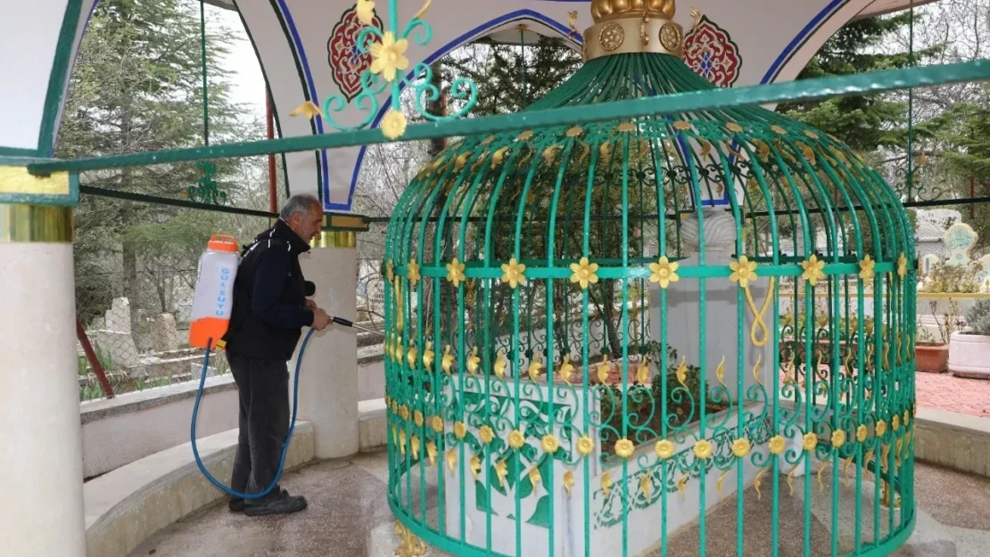 Elazığ Belediyesi, Camiler Ve Türbeleri Gül Suyu İle Yıkıyor