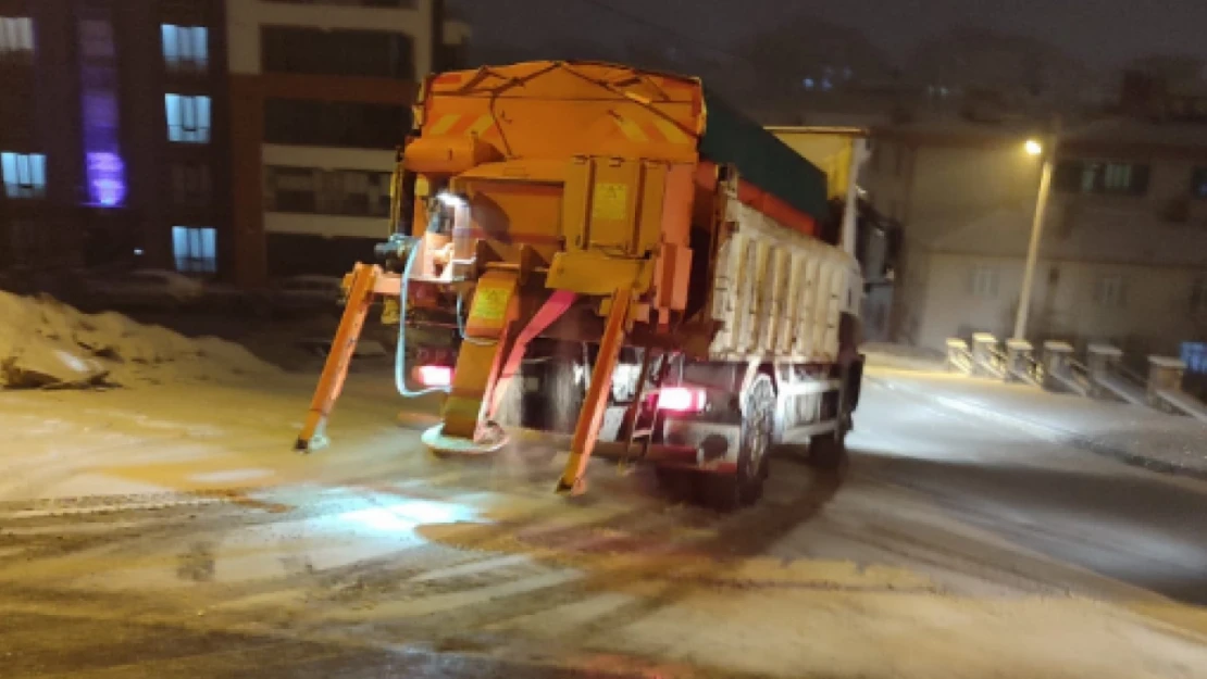 Elazığ Belediyesi'nden Tuzlama Çalışmaları