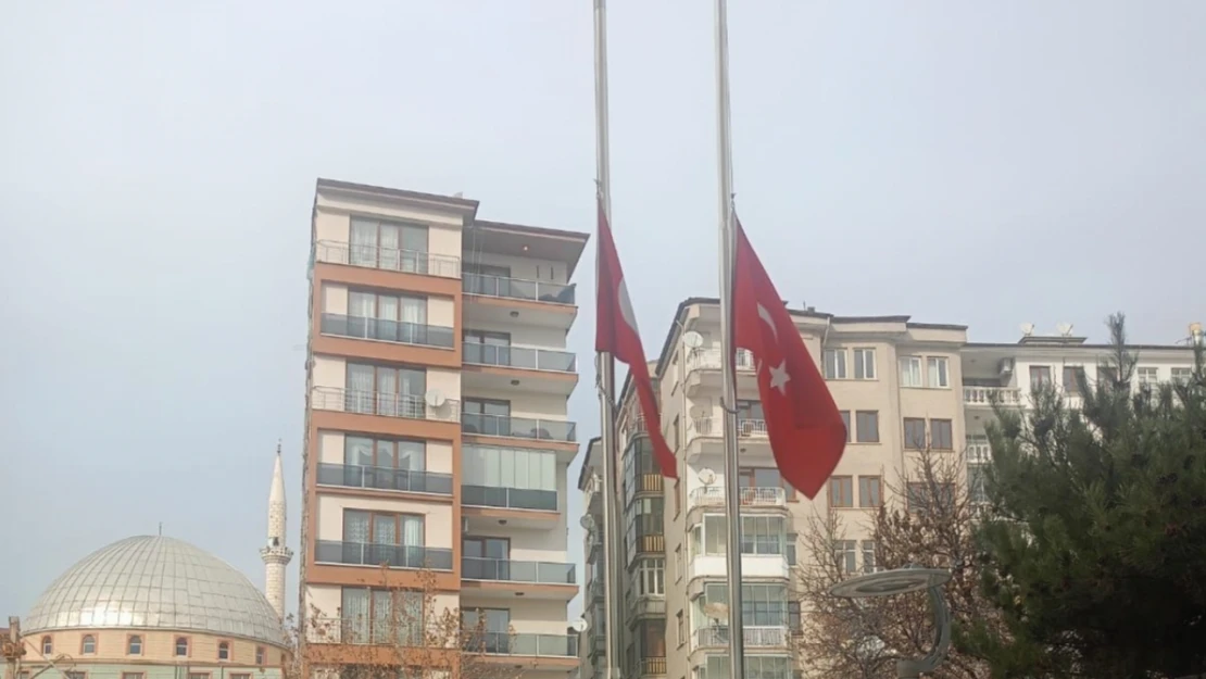 Elazığ'da Bayraklar Yarıya İndirildi