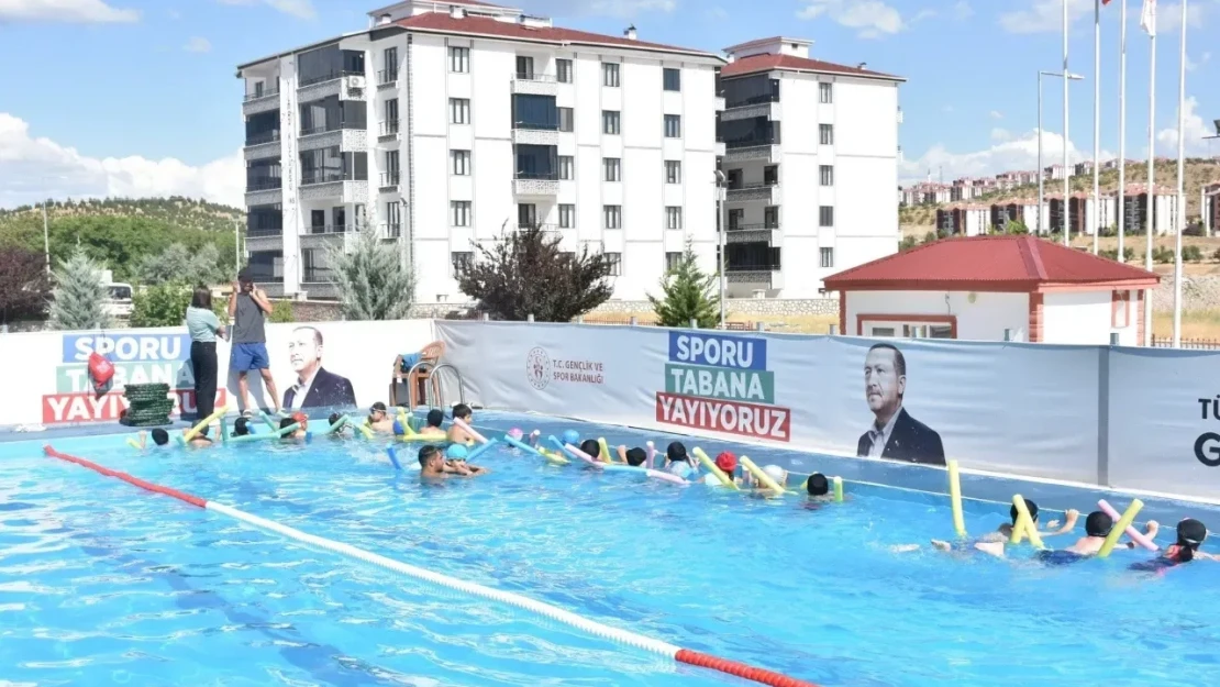 Elazığ'da Bu Yaz 3719 Öğrenci Kulaç Atıyor