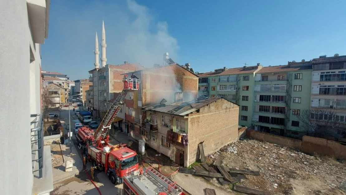 Elazığ'da Çıkan Yangın Mahalleliyi Sokağa Döktü