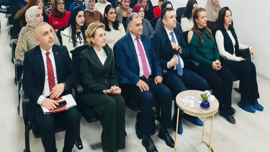 Elazığ'da Geleceğin Eğitimcileri Sertifikalarını Aldı