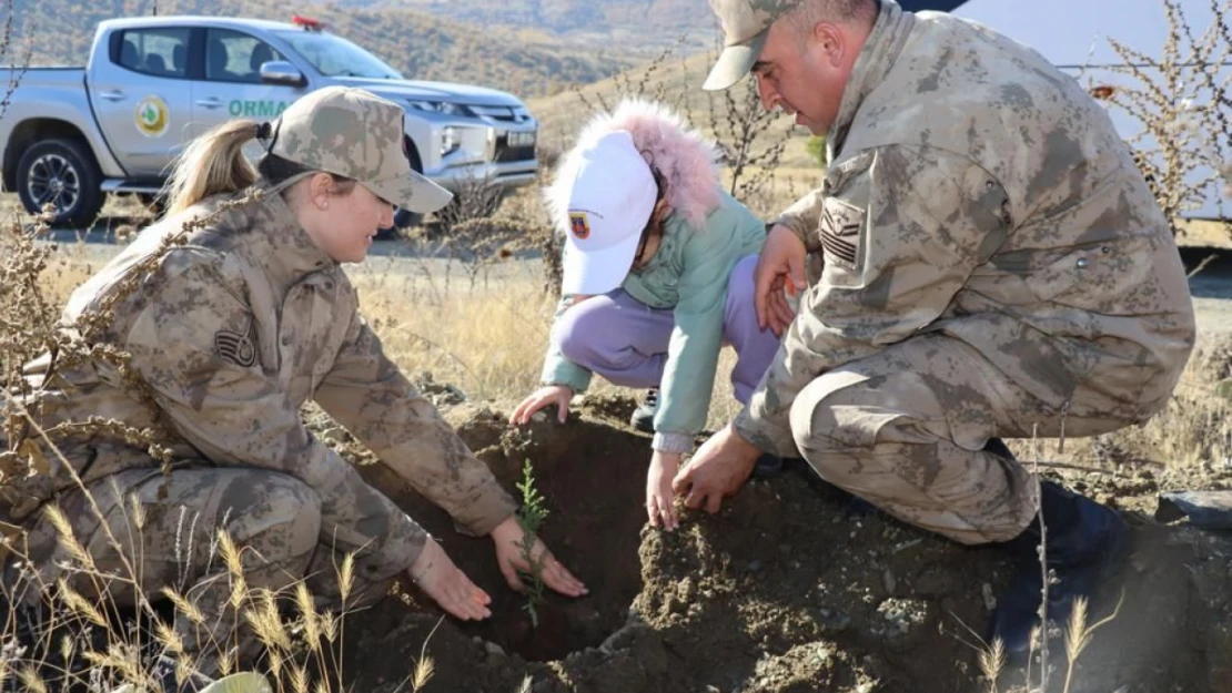 Elazığ'da Jandarma Öğrencilerle Fidan Dikti