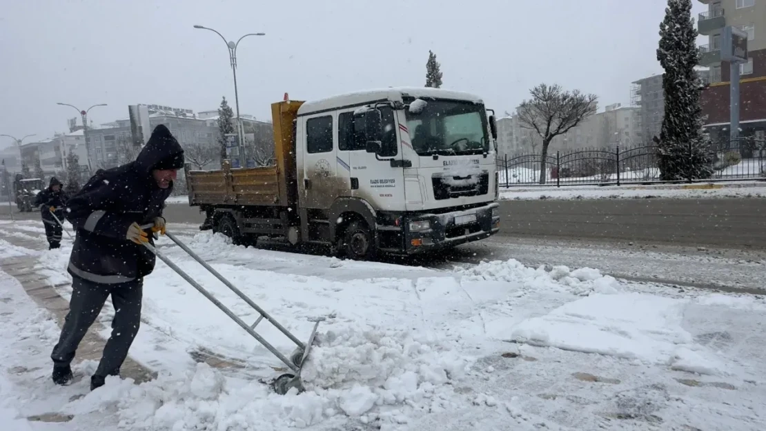 Elazığ'da Kar Yağışıyla Mücadele Devam Ediyor