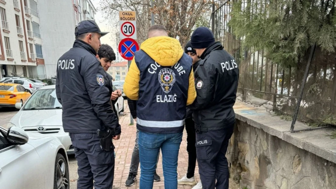 Elazığ'da Okul Önlerine Polis Çemberi!