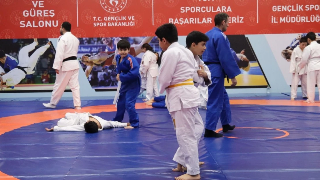 Elazığ'da Okullar Arası Yıldızlar Ligi Judo İl Seçmeleri Yapıldı