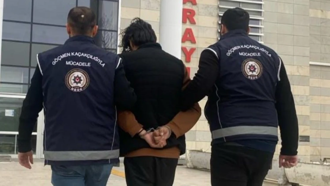 Elazığ'da Otomobilden 1'i Bagajda 3 Kaçak Göçmen Çıktı