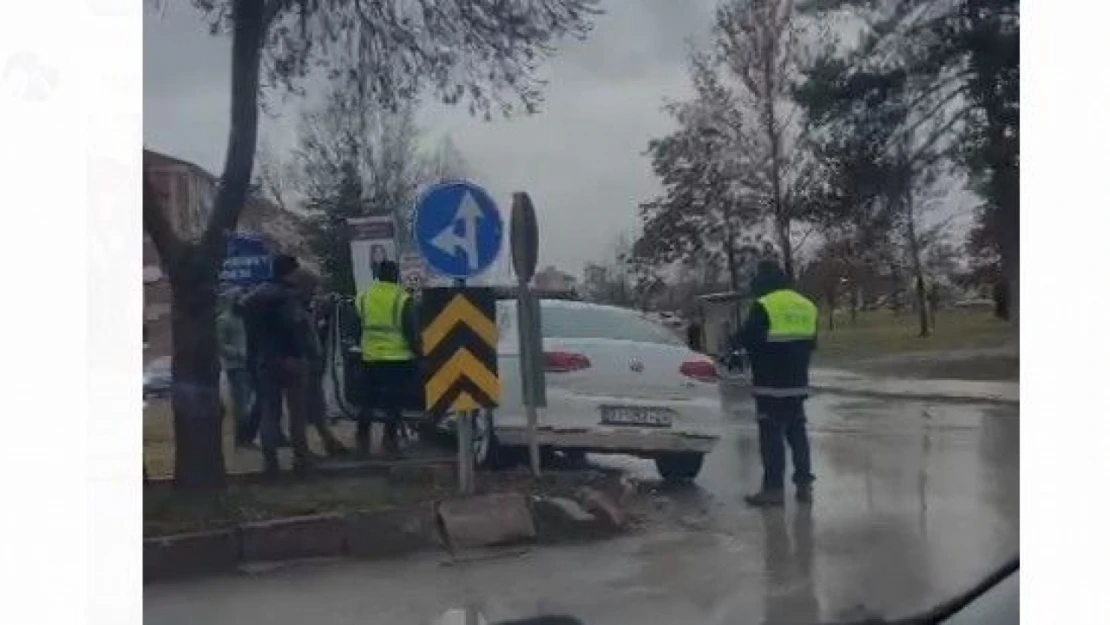 Elazığ Kültürpark Kavşağı'nda Kaza