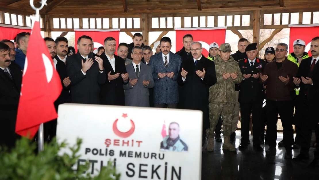 Fethi Sekin Kabri Başında Anıldı