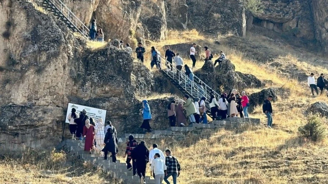 Fırat Üniversitesi Öğrencileri Palu'yu Gezdi