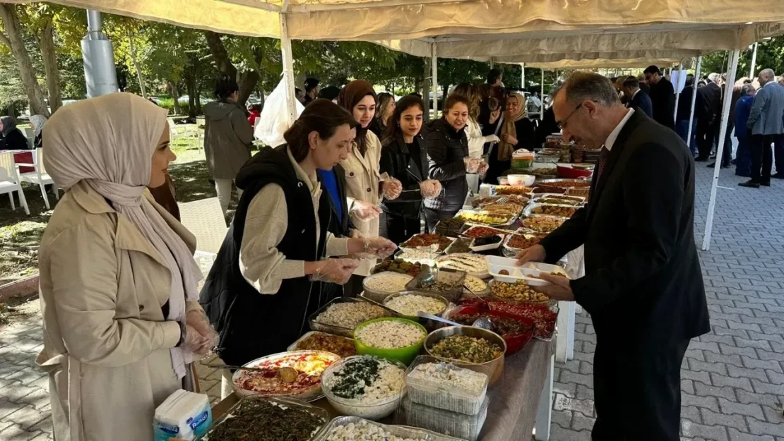 Fırat Üniversitesinde Maddi Durumu İyi Olmayan Öğrenciler İçin Kermes Açıldı