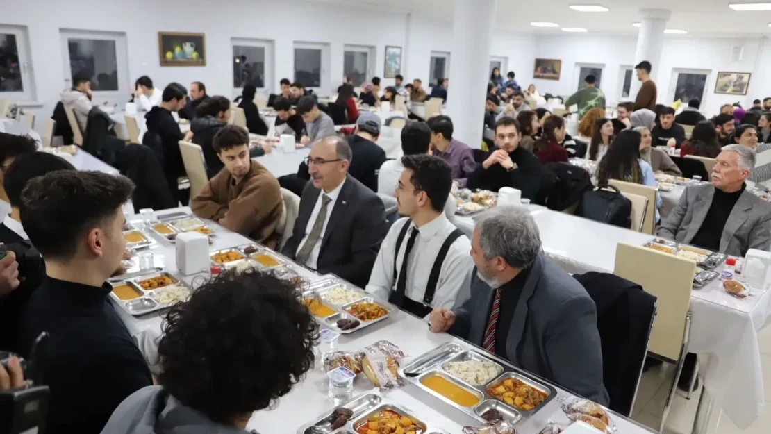 Firat Üniversitesindeki Iftar Sofrasi Gönülleri Birleştiriyor