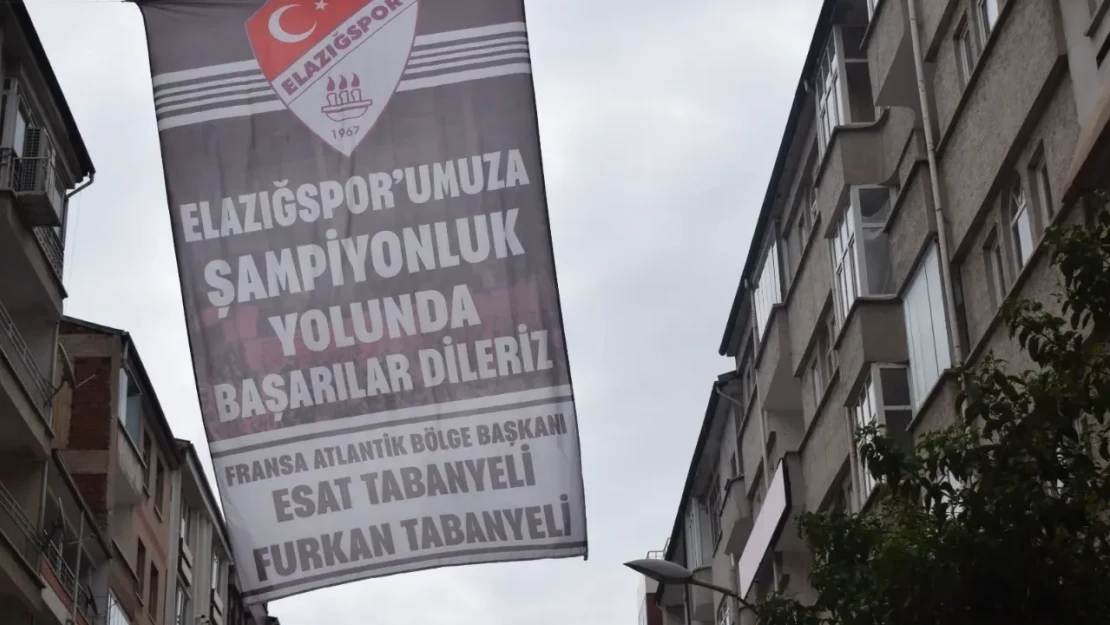 Gazi Caddesi Bayraklarla Donatıldı