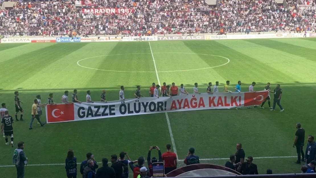 Gazze Ölüyor! Ayağa Kalk Pankartı Sahada