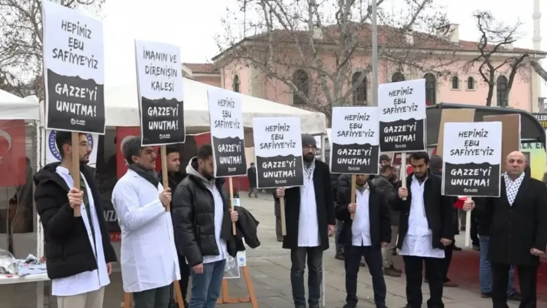 Gazze'ye Destek İçin Sessiz Çığlık Protestolarını Sürdürüyor