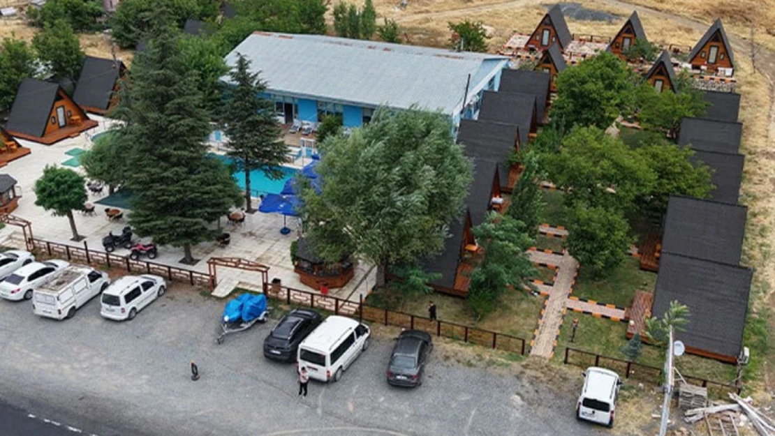 Hazar Gölü'nün Tek Bungalov Oteli̇ Dolandiricilarin Mağduru Oldu
