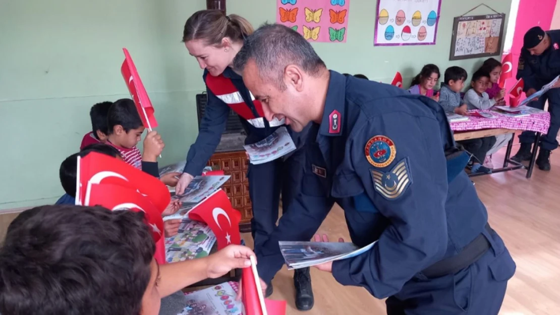 Jandarma Ekipleri 'KADES' Hakkında Bilgilendirme Yaptı