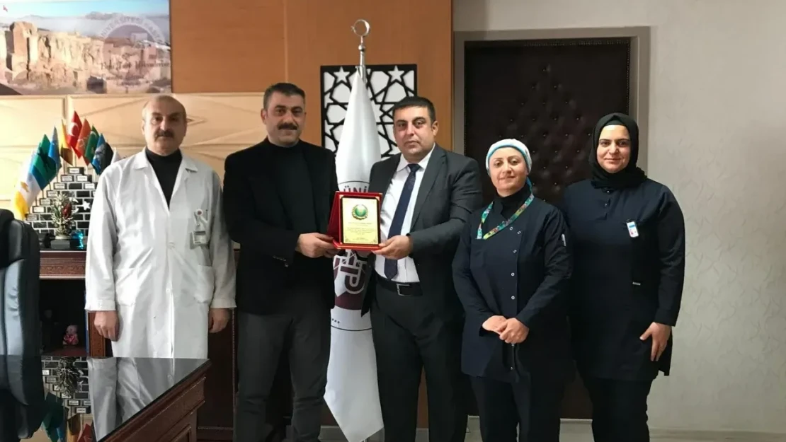 Karataş'tan Yeni Başhekim Artaş'a Plaket!