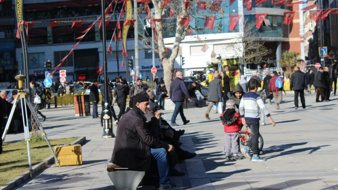 Kışın Ortasında Güneşin Tadını Çıkardılar