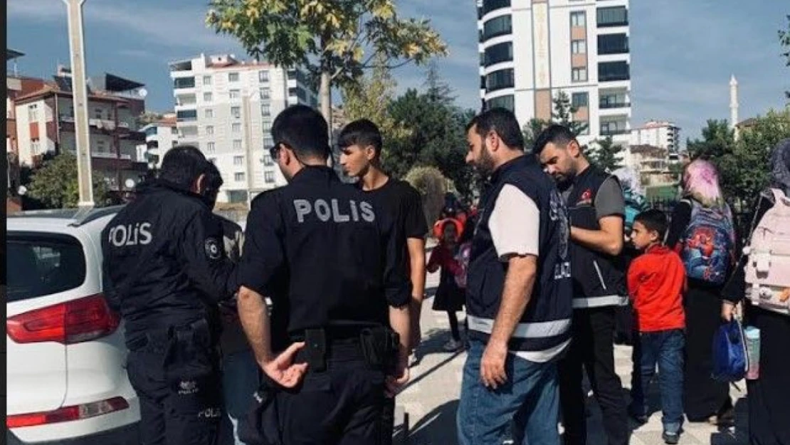 Okul Önlerinde Aralıksız Denetim Sürüyor