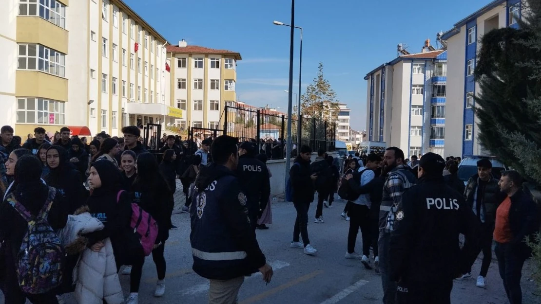 Okul Önlerinde Aralıksız Denetim Sürüyor