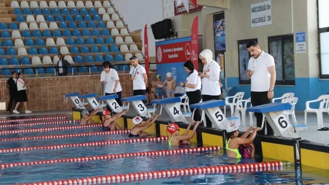 Okul Sporları Yüzme Yarışmaları Yapıldı