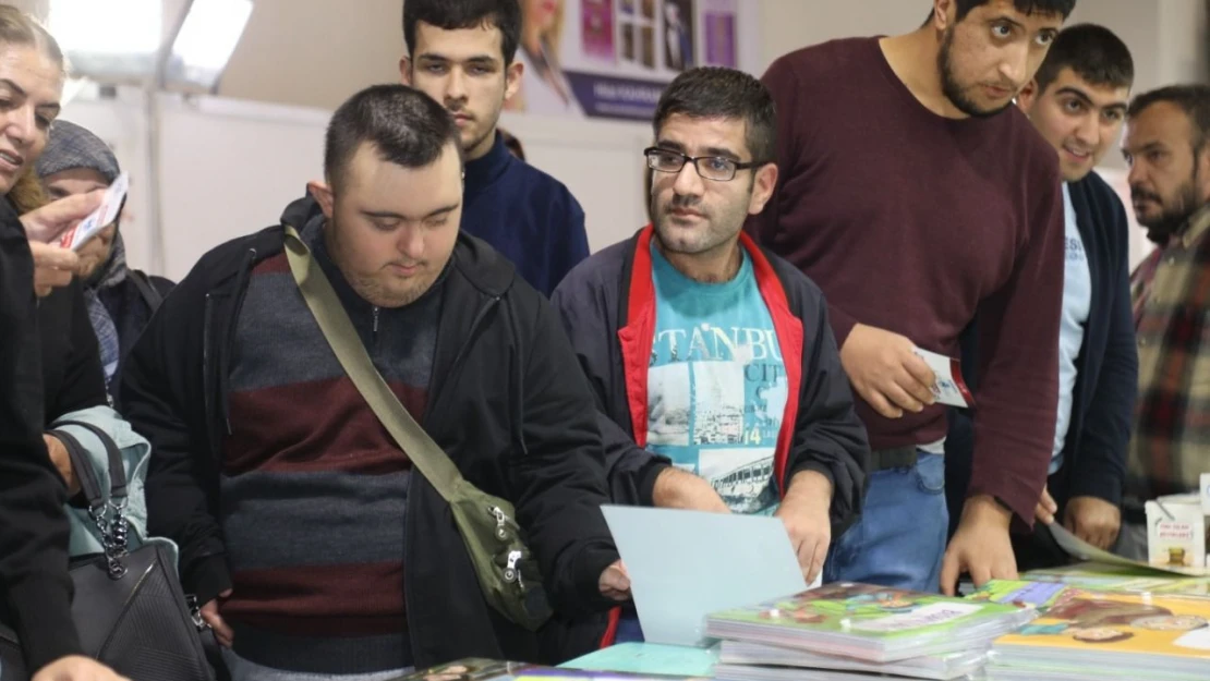 Özel Bireyler, Kitap Fuarı'nı Ziyaret Ettiler