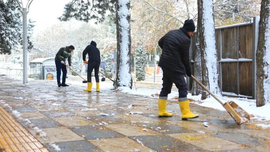 Şehrin Dört Bir Yanında Karla Mücadele Ediliyor