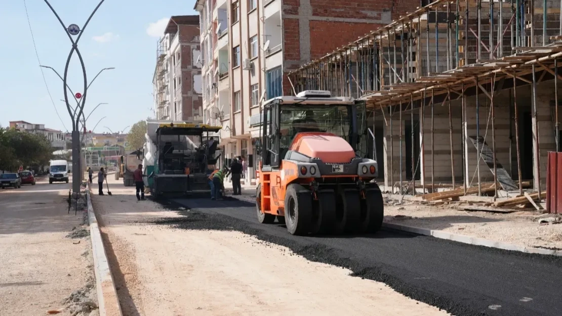 Sultan Fatih Caddesi'nde Asfalt Serim Çalışmaları Başladı