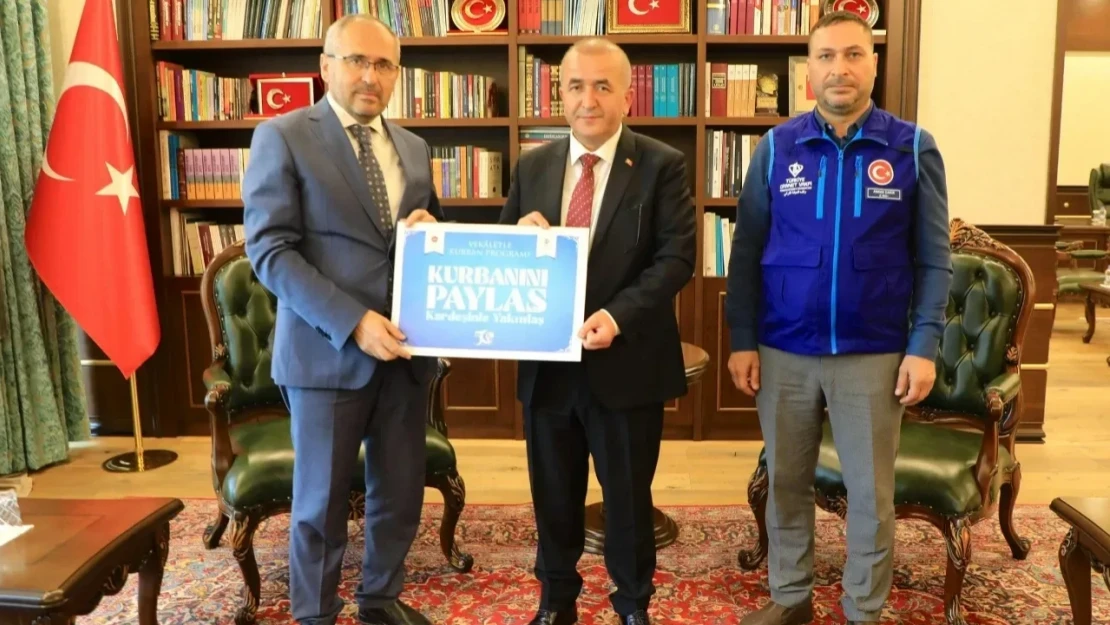 Vali Hatipoğlu, Vakfımıza Kurban Bağışında Bulundu