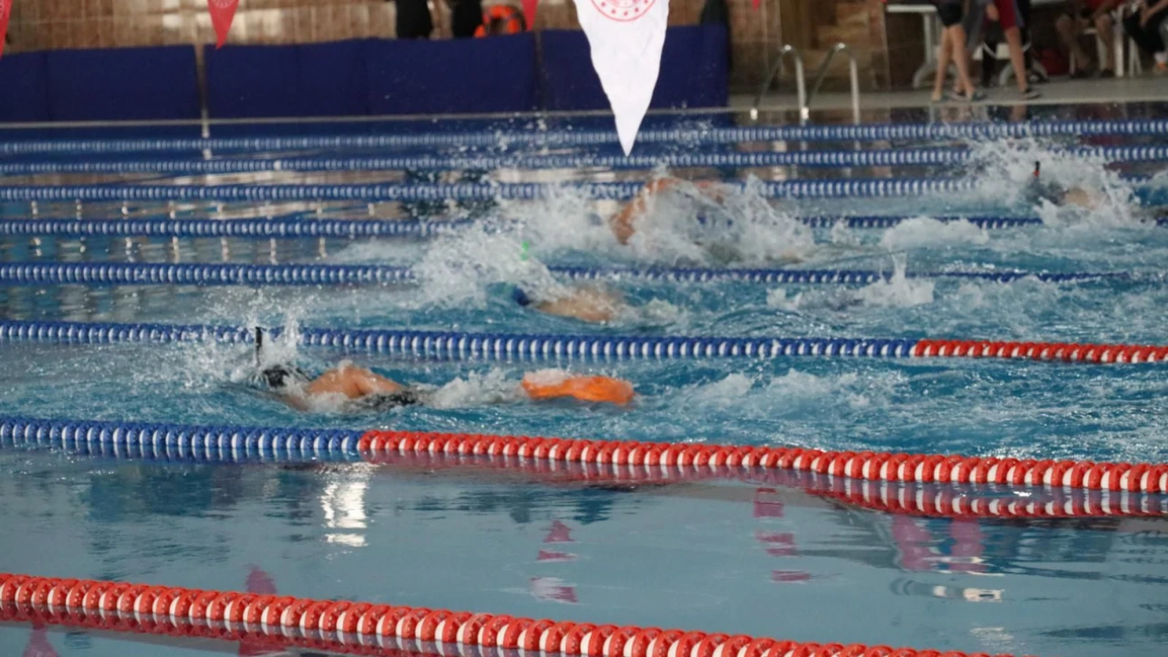 Elazığ'da Paletli Yüzmede Cumhuriyet Kupası Heyecanı