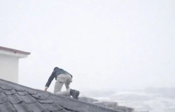 Havaya Aldırış Etmeden Canını Tehlikeye Attı!