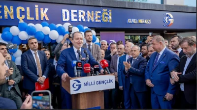 YRP Genel Başkanı Erbakan'dan MKYK Üyesi̇ Gül'e Plaket