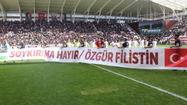 Filistin'e Destek Pankartıyla Sahaya Çıktılar!
