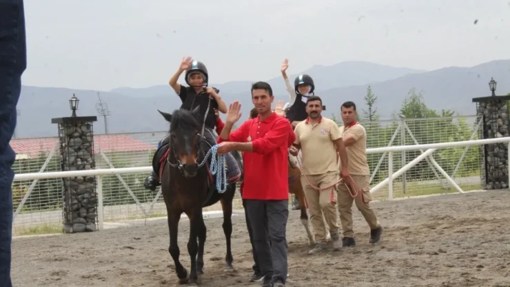 Ahıskalı Çocuklar Hipodromda Gönüllerince Eğlendi