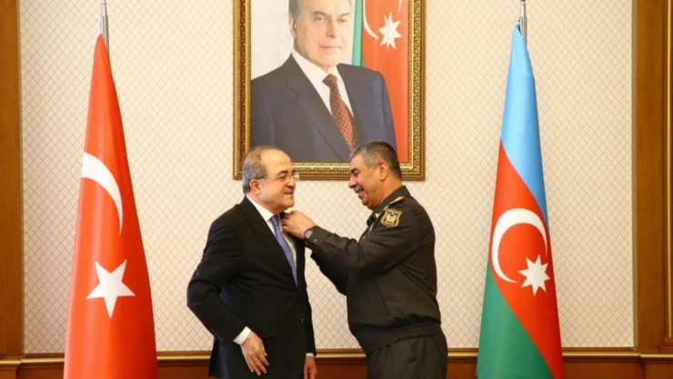 Alpay'a Devlet Şeref Madalyası Verildi