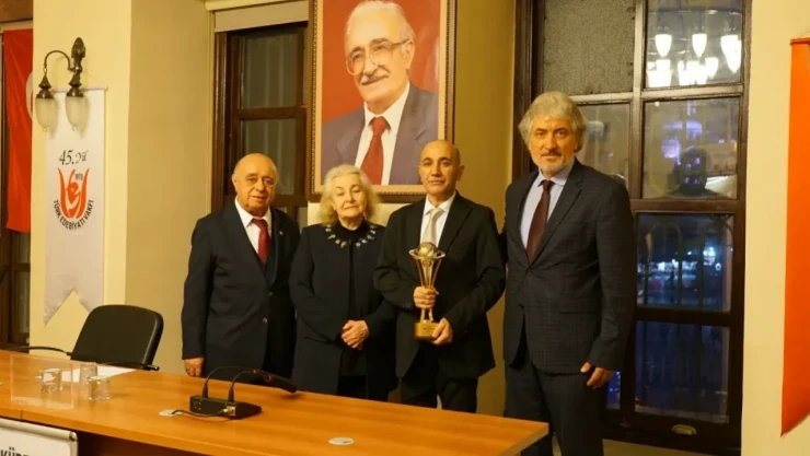 Arif Çakmak'a Anlamlı Ödül