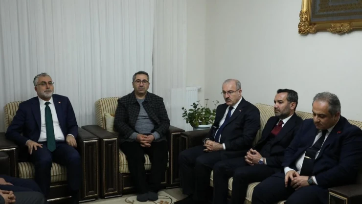 Bakan'dan Şehit Ailesine Ziyaret