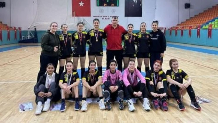 Demir Kızlar, Lidere Boyun Eğdi