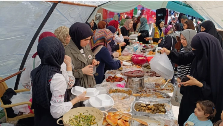 Demokrasi Meydanı'nda Gazze Yararına Kermesi