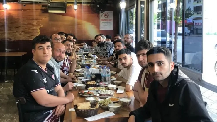 Derebeyleri Taraftar Grubundan Elazığspor Taraftarlarına Jest