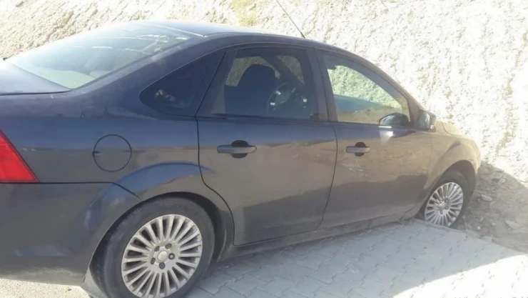 Direksyon Hakimiyetini Kaybeden Şahıs Toprak Yığınlarına Çarptı!