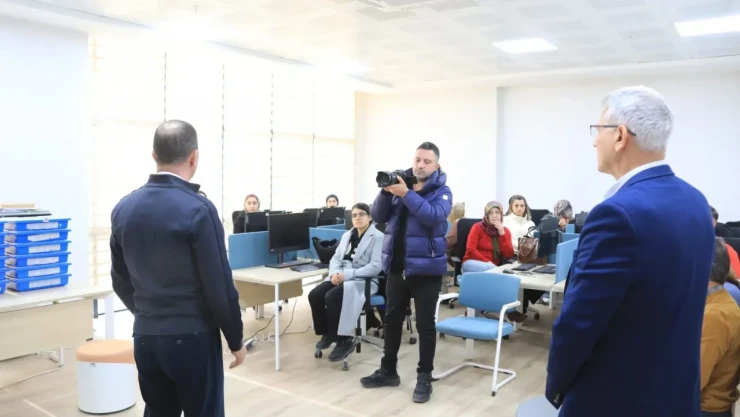 Elazığ Belediyesi Dijital Gençlik Merkezi'nde Eğitimler Sürüyor