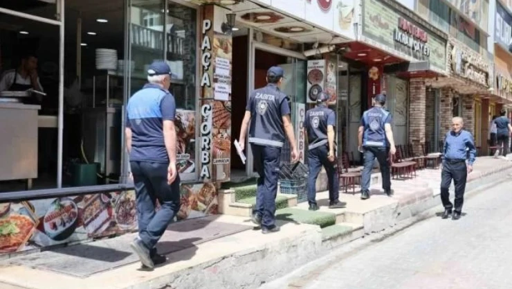 Elazığ Belediyesi Ekipleri, Kaldırım İşgaline Geçit Vermiyor