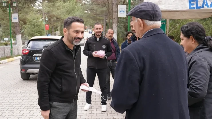 Elazığ Belediyesi, Mezarlıklarda Ücretsiz Yasin-İ Şerif Dağıttı