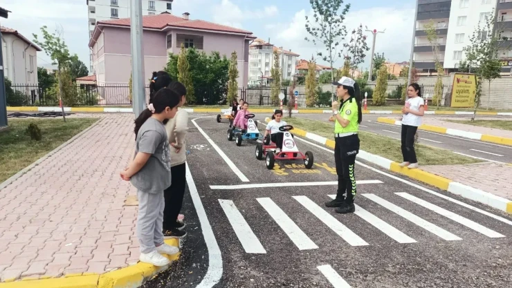 Elazığ'da 850 Öğrenci Trafik Konusunda Bilgilendirildi